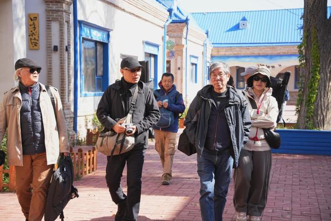 艺术扎根生涯 文字赞扬时期：走遍中国——中国文促会好意思术家写生创作步赴任疆段圆满收官