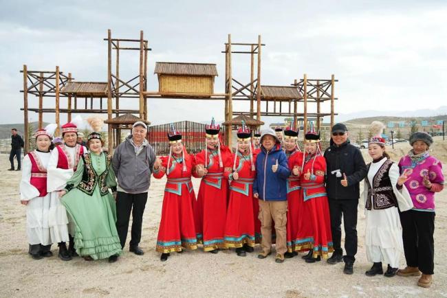 艺术扎根生涯 文字赞扬时期：走遍中国——中国文促会好意思术家写生创作步赴任疆段圆满收官